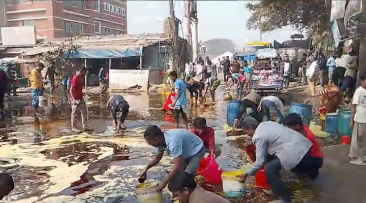 পাইপ ফেটে সড়কে ছড়িয়ে পড়ল ভোজ্যতেল